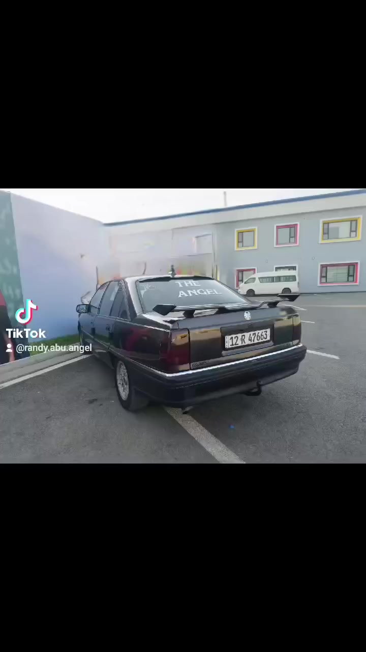 للبيع: أوبل أوميكا موديل 1993 🚗✨
السيارة مجهزة بالكامل ومصروف عليها وجاهزة للاستخدام فوراً (شغل واطلع، ما تحتاج بربع دينار مصروف).
* السنوية 2030 (شرط تحويل مباشر) 📑
* المحرك: 2.6 لتر
* كير أوتوماتيك
* التبريد: فول ثلج ❄️
الحدادية والطخم والتحديثات (كلها جديدة كصة من الفلمبر إلى مجمع الستيرن)
* الستيرن: كهربائي جديد ويا الجعمقة 🦾
* طخم تايرات جديد بالكامل
* ويل كب خلية بلادي خلية
* الجام الأمامي: كهربائي أوتوماتيك 
*جامات الامامي كهربائي فتحة سقف كهربائية + بردة خلفية بلادية
* نظام قفل مركزي (سنتر لوك)
*  داش كاميرا الحوادث 
*  شاشة ايباد مع كاميرا خلفية

💵 السعر: 55 $ ورقة مجال بسيط
📍 المكان: الموصل برطلة
للتواصل والاستفسار
📞 ***********
📞 ***********
------------------------------
ممكن تذكرلي شنو الاسم/الفئة بالضبط حتى يكون واضح بالإعلان: أوبل أوميگا شنو موديلها الكامل وشنو سنة الصنع الأصلية؟: 
1993
شنو حالة الشاصي والبدن والبوية من داخل الصور مو باينة عدل؟ بيها صبغ/معجون/حوادث أو رشّة؟: 
بلادي
ومن باب التوضيح للمشتري: تريد الاستلام بالموصل/برطلة لو أكو مكان ثاني، وبيها مجال نهائي على السعر لو لا؟: 
مجال بسيط