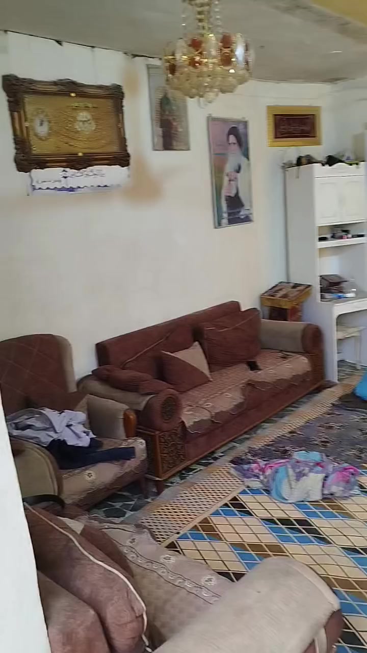 يوجد دار سكن في بغداد /البلديات /حي الزهراء/الاستكشافات النفطيه سابقا عشوائيات المساحه 170متر مكون من طابقين /التفاصيل
الطابق الارضي مكون من كراج كبير وصحيات مشتركه +استقبال يباع مع محتوياته.تخم قنفات حديث مع ميز بلازمه حديث مع سبلت عمودي جديد مع طبلات عدد 7 مع مكتبه+مطبخ يحتوي على كاونتر كبير طابقين وغسلاتة اوانئ معروضات ضمن البيع+صاله صغيره+غرفتين واحده تحتاج إلى ترميم مثل صبغ+صحيات داخليه +درج حديث الانشاء .
الطابق الثاني..غرفه+صاله+مخزن صغير+ساحه مسقفه .
الدار ركن متوفره فيها الخدمات كافه انتر نيت+مجاري +خطين ماء+أما التبليط أن شاء الله قريب مرصوده المبالغ وعن قريب .
الدار ركن على شارع رئيسي وفرعي تبعد عن منطقة الحبيبيه 600متر تقريبا
الاستفسار الاتصال على الرقم ***********
ملاحظه/ اتعهدومكاتبه خارجيه فقط عن المطالبات العشائريه 
السعر خاص او عند المشاهده
يوجد دار سكن في بغداد /البلديات /حي الزهراء/الاستكشافات النفطيه سابقا عشوائيات المساحه 170متر مكون من طابقين /التفاصيل / أو مراوس
