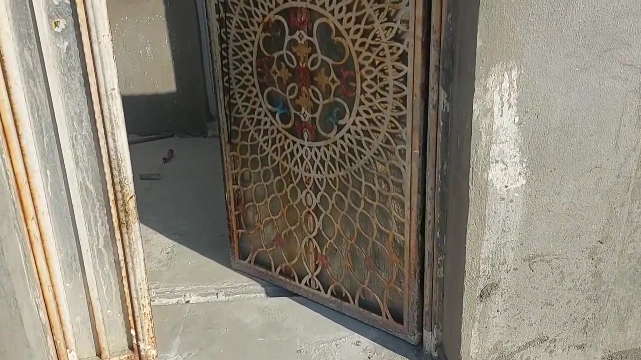 دار للبيع زراعي عقد 25 بغداد جسر ديالى  الخدمي العريفيه خلف مدرسه كعب بن زهر وقريب شارع السواعد مساحه 100مربع غرفه نوم صاله مطبخ  وستقبال كامل الخدمات  كهرباء مجاري تبليط ستفسارعلى رقم ***********
