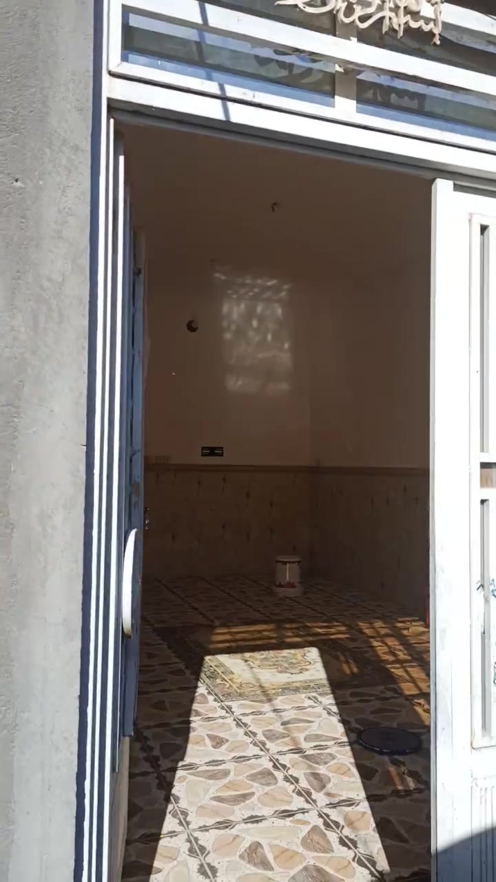السلام عليكم بيت مساحه100/5متر طابو صرف البيع ملحق الفارس كربلاء يتكون البيت استقبال صاله مطبخ غرفه نوم طابق واحد طابوق جمهوري البيت كلش نظيف وجديد رقم ***********
