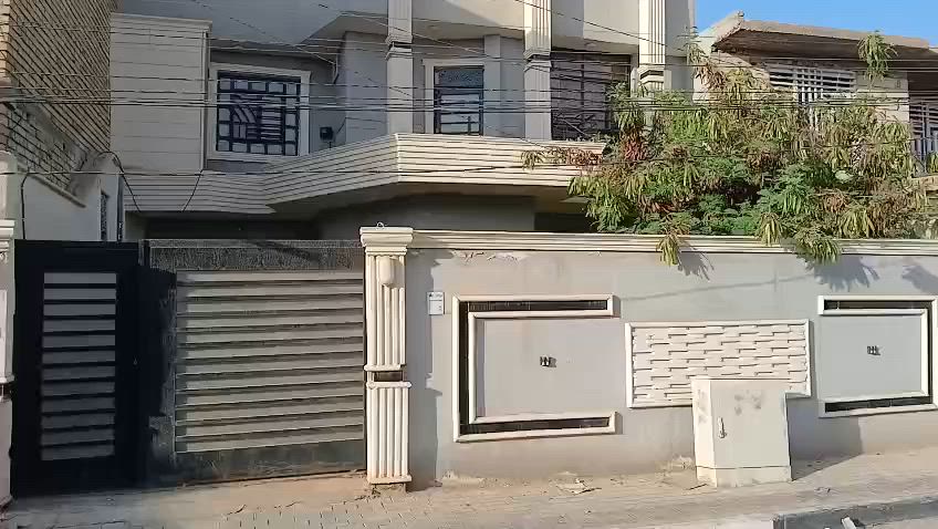 السلام عليكم بيت في كربلاء حي الرساله 200 متر قرب الشارع العام مال الكيات ثالث بيت عن الشارع العام  يحتوي على اربع غرف واستقبال وصاله ومطبخ وحديقه. السعر 280 قابل لتفاوض .لاستفسار اكثر ***********
