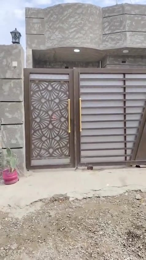 سلام عليكم بيت للبيع ٢٠٠متر بي منام ٢صاله مطبخ مساحت درج وكراج شغل درجه اولى المكان بالحي خلف بيوت الشركه الفرع ماقبيل المزرعه مال نصير الزبيدي ***********
