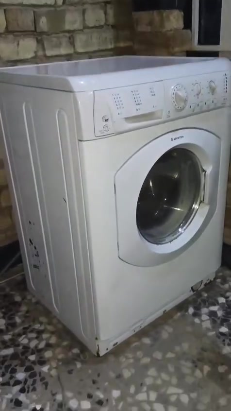السلام عليكم غساله نوعيتها ارستون وزنها ٩كيلو جديده ما داخله تصليح تشتغل كلشيء ما بيها بيها شوي ضرر زنجار بالباب فقط بيها نظام حراره سعرها ١٢٥ الف وبيها مجال للشراي مكانها بغداد حي البتول للاستفسار الاتصال على الرقم ***********
