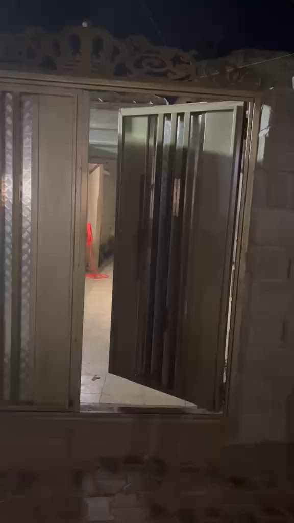 سلام عليكم بيت للبيع 280 متر ركن واجهيه ٩،٥ ونزال ٢٩،٥ طابقين كراج استقبال مطبخ صالة غرفة النوم وصحيات طابق الثاني غرفتين وصاله وبيتونة ب ٩٢وبي مجال
الاستفسار ***********
