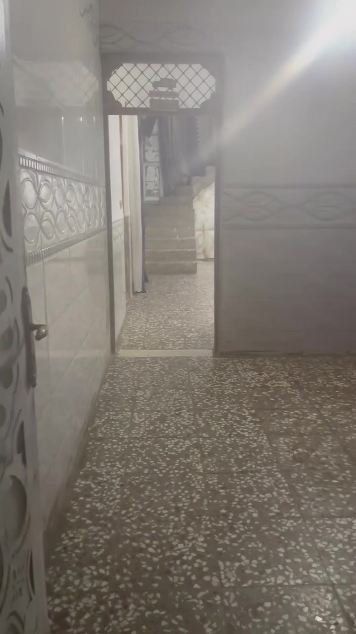 سلام عليكم بيت للبيع 150متر يحتوي على استقبال ومطبخ وغرفتين وحده من الغرف نظام سويت وصاله والطابق الثاني بس غرفه الاستفسار ‭***********‬
