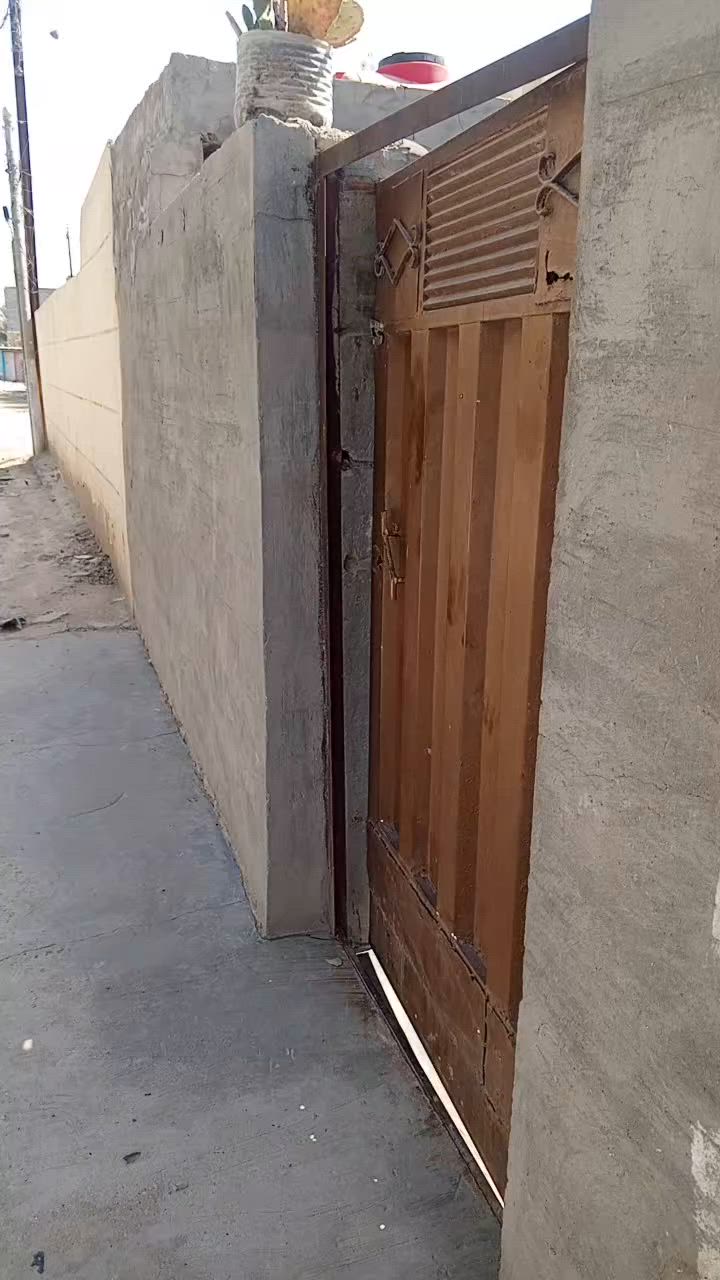 بيت للبيع 100 متر قطع طابق ونص الفوك سويت كامل الشهداء شارع السكلاات
***********
