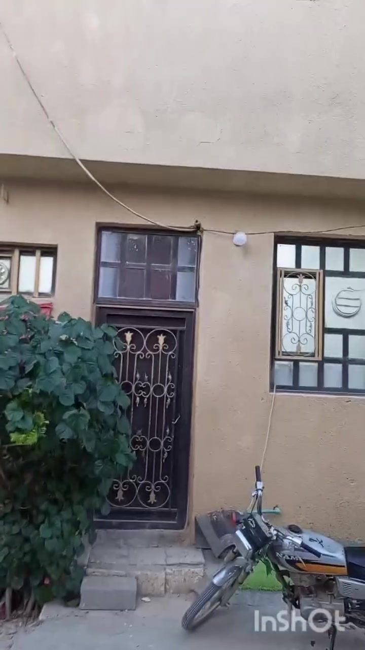 عندي بيت 53متر طابقين يبعد عن الامام الحسين عليه السلام 6دقائق بسياره كافة الخدمات يطلع على البوبيات وطريق المعملجي حي زيتون گاع محمد حلوه مسجل بل طابو سند 25 كربلاء ***********
