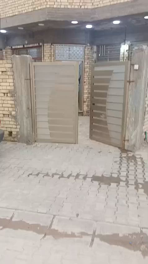 *بيت للبيع*
*الموقع*: الدوانم - مربع شارع أبو الأحرار  

*المساحة*: 170 متر مربع  
*الواجهة*: 8 متر   
*البناء*: طابق ونص، تشطيب جديد 2024  
*التفاصيل*: 2 غرف نوم + حوش كبير + صالة معزولة + مطبخ + 3 حمامات + حولي كبير + غرفة طابق أول كبيرة 8×5 متر  
*السند*: 25 ملك صرف زراعي  
*الخدمات*: ماء، كهرباء، تبليط.     ***********
