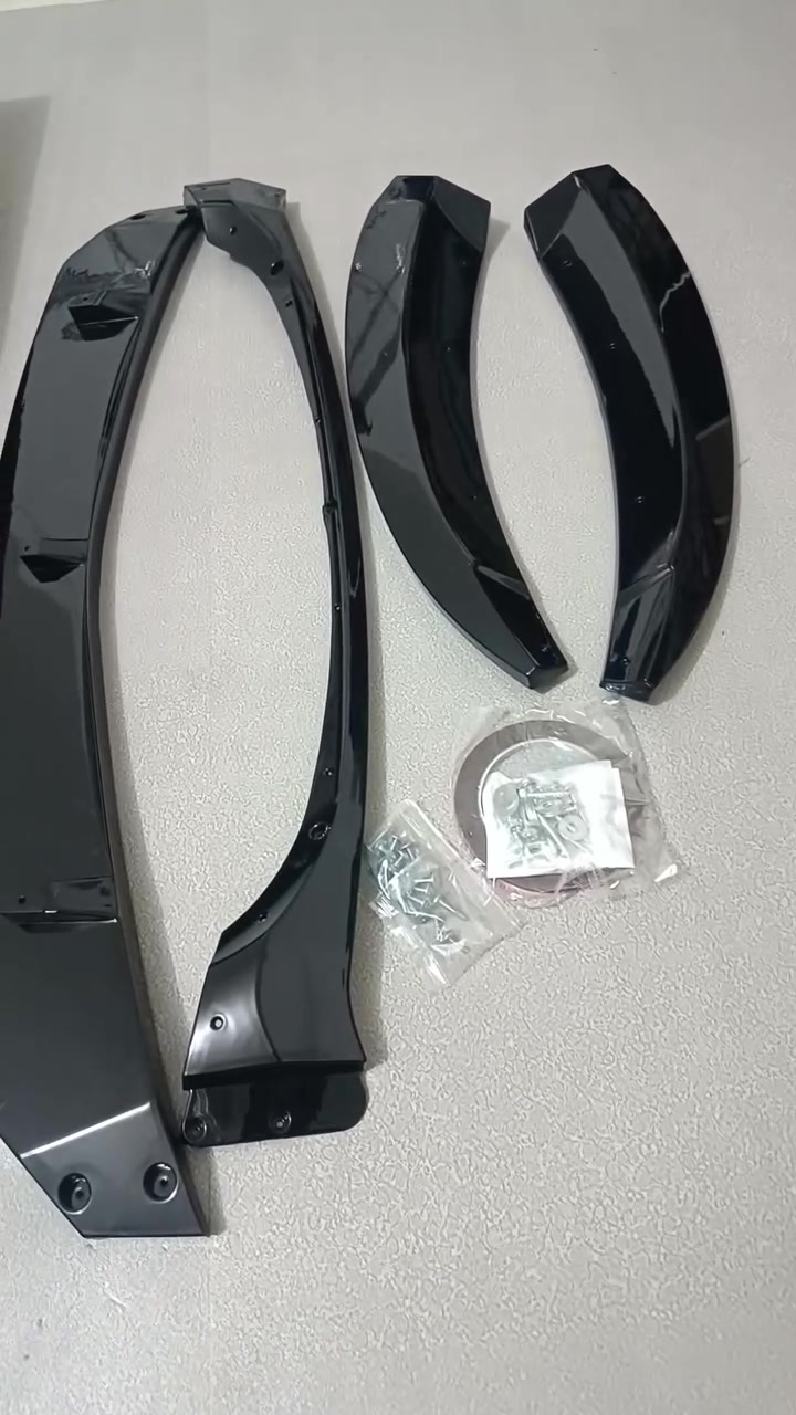 جناح أمامي (Lip Spoiler) أسود اللون مصمم خصيصاً ليناسب سيارات BMW من الفئة الأولى، تحديداً طرازات E82 و E88.
الي يفيده يكتبلي سعر وياخذه ماعرف اسعارهن ***********
جناح أمامي (Lip Spoiler) أسود اللون مصمم خصيصاً ليناسب سيارات BMW من الفئة الأولى، تحديداً طرازات E82 و E88.
تم تصميم الجناح ليتناسب مع مصدات M Sport أو M Tech الأصلية للمصنع، ولا يناسب المصدات القياسية.
يتكون الطقم عادة من عدة قطع (مثل 4 قطع) ومصنوع من بلاستيك ABS عالي الجودة أو بمظهر ألياف الكربون.
يساعد هذا الجناح في تحسين الديناميكا الهوائية وزيادة القوة السفلية، مما يمنح السيارة مظهراً أكثر رياضية وعدوانيه
