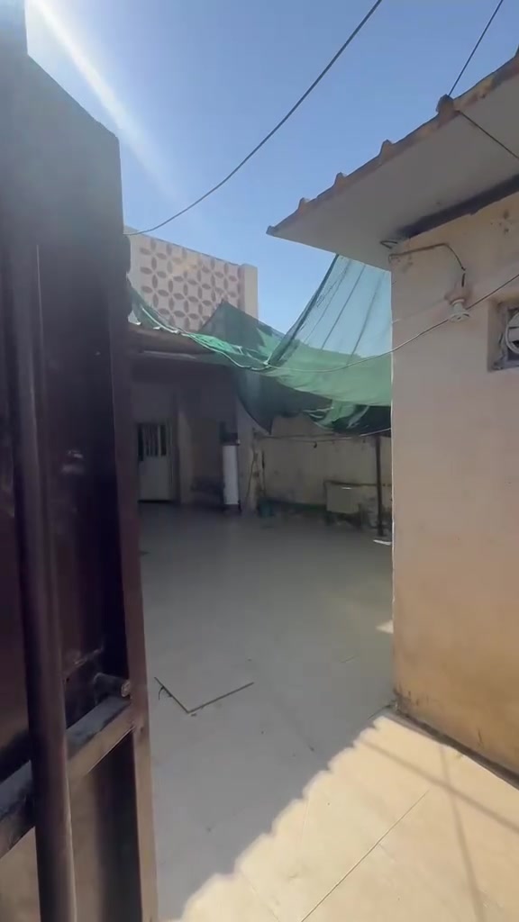 سلام عليكم دارين للبيع طابو صرف الموقع شارع السفينه خلف (ام كشه)
مساحت الدار الاول 240 
بناء قديم 

مساحت الدار الثاني 240 
استقبال 9×4
صاله 4×5
مطبخ بارد 8×4 
مطبخ حار 4×3
غرف نوم 4×5
ثانيه 4×5
غرفه خارجيه 4×4
طارمه تسع سيارتين

سعر الدارين 180 مليون قابل للتفاوض 

الاستفسار  ***********
