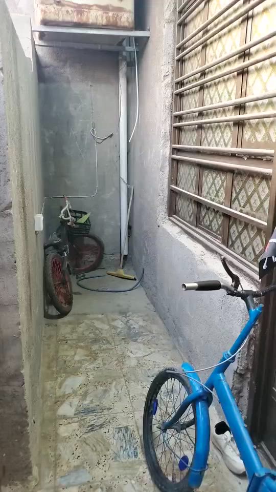 بيت طابو زراعي للبيع ١٠٠ متر طابقين ونص يحتوي ع غرفتين وصالتين واستقبال ومطبخ ومنور وترك وصحيات ثنين وغرفه الثالثه ماكامله  البيت نظيف اي نقص مابي والشارع تبليط خدمات كامله 
العنوان الشعب .
مقابيل سيطره الشعب منطقه السريدات 
السعر ب١٢٠ وقابل للتفاوض
للاستفسار
***********
