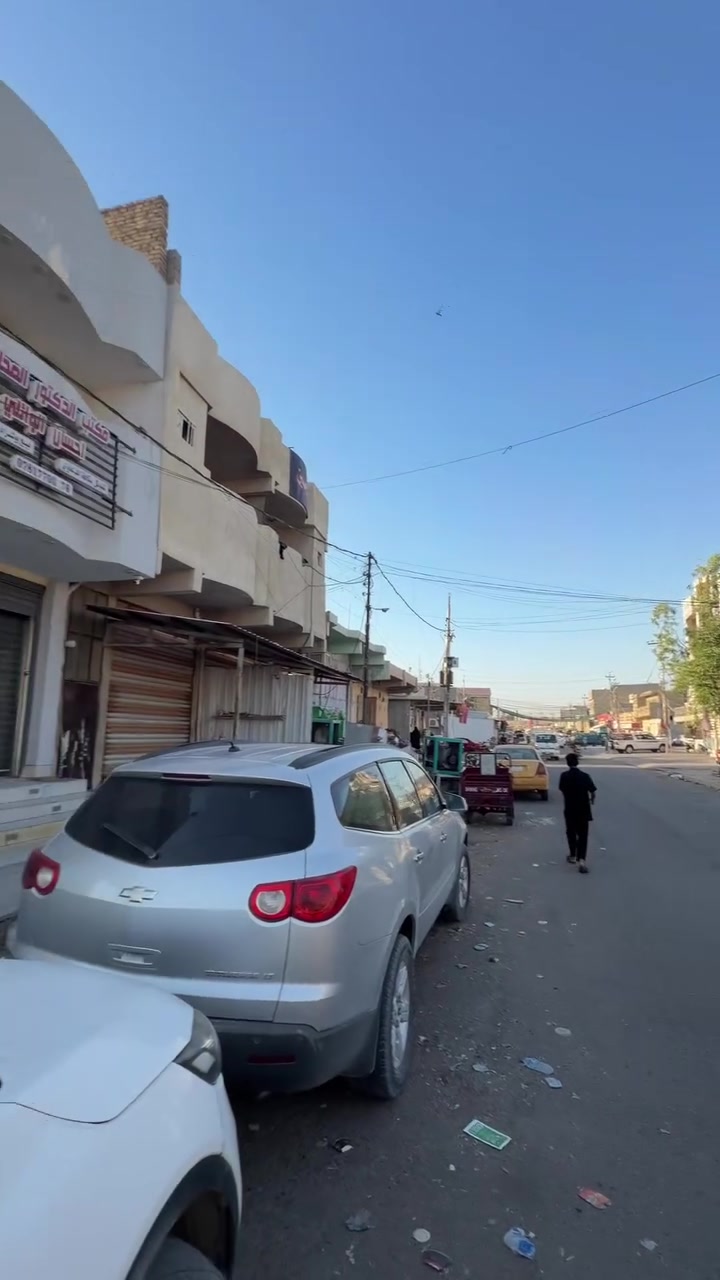 سلام عليكم بنايه ركن في باب الخان مساحته 220الواجه 11النزال 20 تحتوي علا (3) شقق غرفتين  ومجموعه من صحيات ومطبخ ومحلات عدد 2 بيه مجموعه صحيات ومصعد باقي التفاصيل ***********
