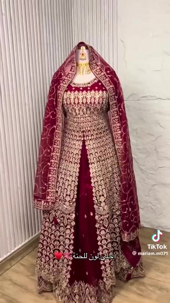 عندي هذا زي الهندي أخذته ب٤٠٠ رايدته ب٣٥٠فري سايز سبب البيع انلغت الحفلة للتواصل واتساب ***********
