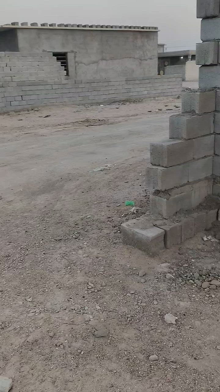 قطعت ارض للبيع مساحته 330متر ماي كهرباء متوفر اشتراك المكان البصره الزبير منطقت الدواجن الشراي يتصل ***********السعر 7ونص بيه مجال بصيط
