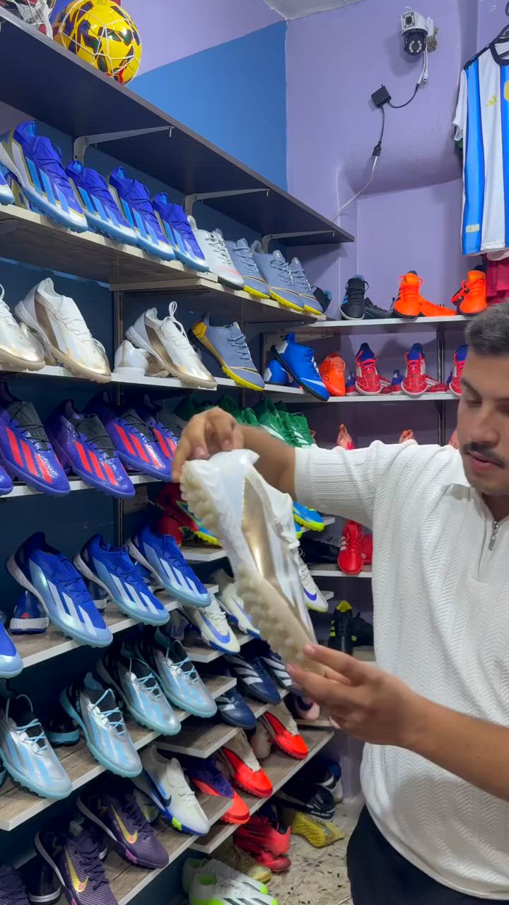 يُعد حذاء أديداس إكس كريزي فاست (Adidas X Crazyfast) واحداً من أبرز أحذية كرة القدم التي صممتها "أديداس" للتركيز على السرعة الفائقة وخفة الحركة. يفضله اللاعبون الذين يبحثون عن أداء انسيابي وشعور يشبه "الحافي" للتحكم المثالي بالكرة.إليك مواصفات الحذاء بالتفصيل:التصميم والوزن: مصمم هندسياً ليكون خفيف الوزن للغاية، مما يقلل من الجهد أثناء الجري والمناورات السريعة في الملعب.الجزء العلوي (Aeropacity Speedskin): يتميز بسطح علوي شبكي بتقنية تضمن التهوية الفائقة ويوفر دعماً وراحة مذهلين مع الحفاظ على البرودة والجفاف للقدم #سوريا #زين_سبورت_ #لتواصل_00352681531561 #الاول_بسوريا #رياضة #عشب #حمص #حماه #حلب #لاذقيه #طرطوس


**إذا كنت صاحب هذا الإعلان وتريد حذفه لأي سبب، رجاءا أرسل رسالة إلى الدعم الفني**
