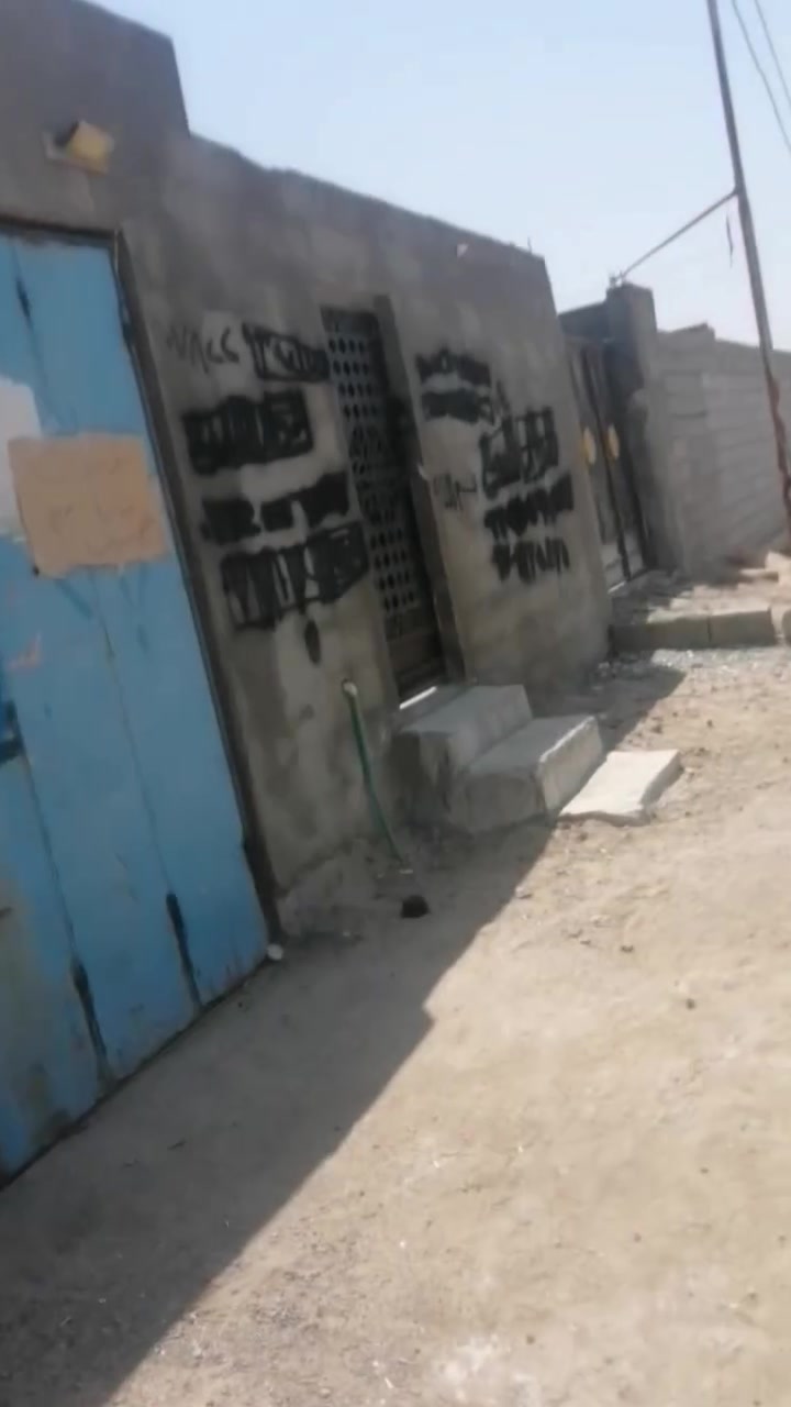 بيتان للبيع في حي الأندلس زبير *********** كل بيت مساحه ٢٥٠ متر بناء كونكريت ٣غرف 
مطبخ حمام داخلي ومحل وكراج ٩في ٩ وديوانيه وغرفه بطابق ثامي

