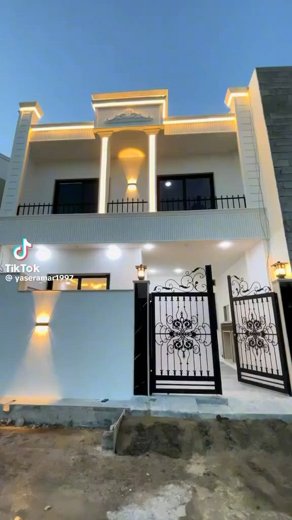 دار للبيع في حي الملايين الاولى 🏡 الموقع المثالي:  قرب سايدين النخيل ،المساحة: 150 متر الواجهة: 7.5 متر
التصميم: بناء حديث طابقين، يتضمن 5 غرف نوم واسعة.
📑 السند: 25 زراعي ملك صرف، المكاتبه مع الشرعي.
💫 مكان مميز يستحق أن يكون منزلك الجديد.
للتواصل والاستفسار:
    ***********📞. ***********
