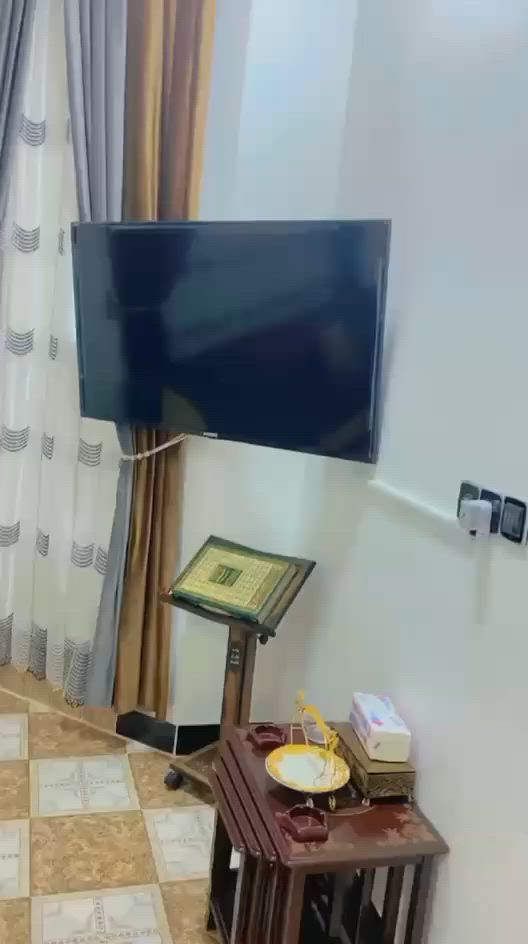 بيت لل ايجار مجمع سات قريب عل اسواق متوفر جميع الخدمات من اسواق من علوه من كافتريه من دجاج من معمل ماء من جامع ومدارس 
البيت باقي من الاثاث بردات مع بلازمات وبردات وغرفه مفروشه 
سعر الايجار 450 وبي مجال (رقم صاحب الدار )(***********)سيف
