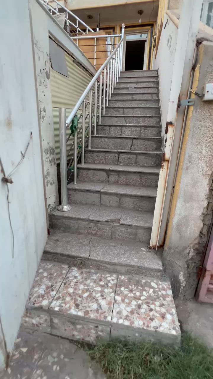 يوجد بيت طابق ثاني للإيجار بحي الإعلام قرب جامع عمر غرفه وصاله ومطبخ وخدمات ايجاره 350 للاستفسار/ ***********
