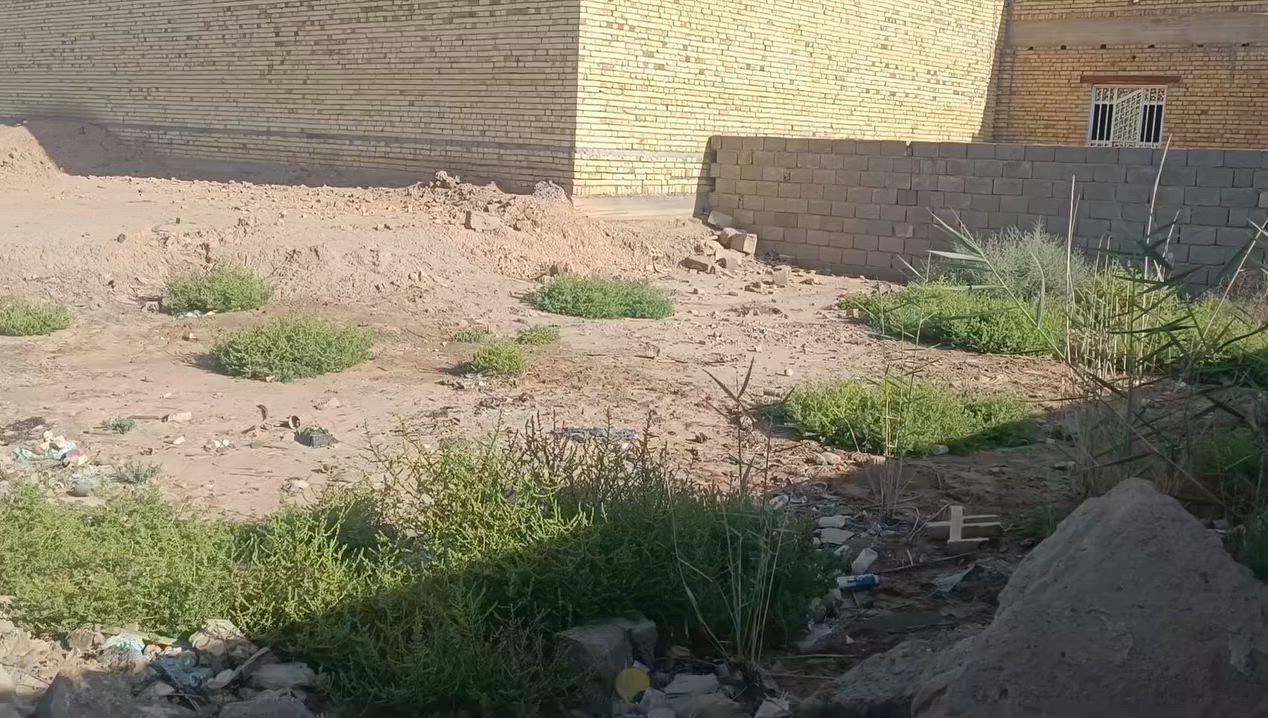 قطعة ارض زراعي المساحة ١٩٨ متر مقابل الملعب الجديد تبعد عن الشارع بني زيد ٥٠ متر فقط اي ثاني قطعة عن الشارع الرئيسي المنقطة مسكونة وكافة الخدمات كهرباء نت مولد حتى بالماء مشترك مع المنطقة عرض القطعة ١٤.٩٠ والطول ١٣.٣٠ 
الرقم للتواصل ***********
