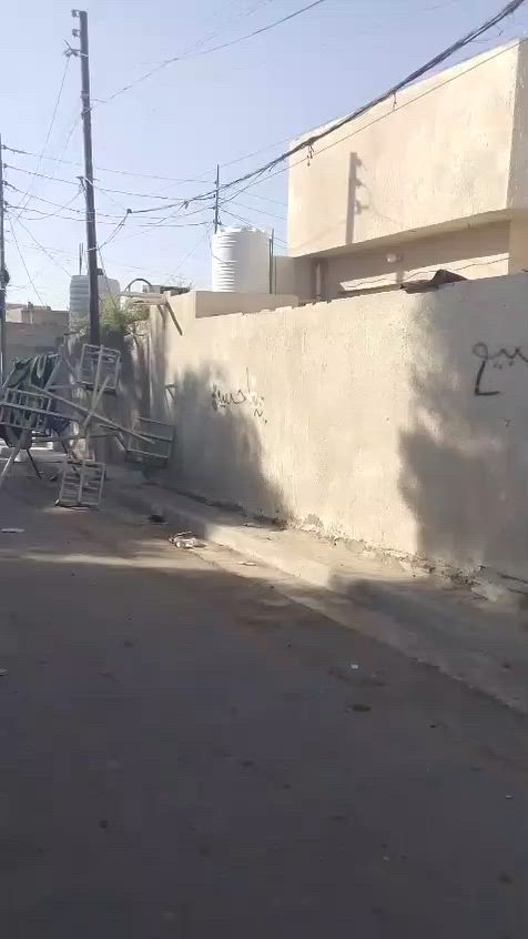 بيت طابو زراعي المساحه ١٥٠متر الواجه ١٠ متر النزال ١٥ متر يتكون من استقبال وصاله مطبخ غرفتين نوم ترك والطابق الثاني غرفتين ماكاملات  الاتصال ع هذا الرقم بي وات ساب *********** المكان جسر ديالئ حي الأمير
