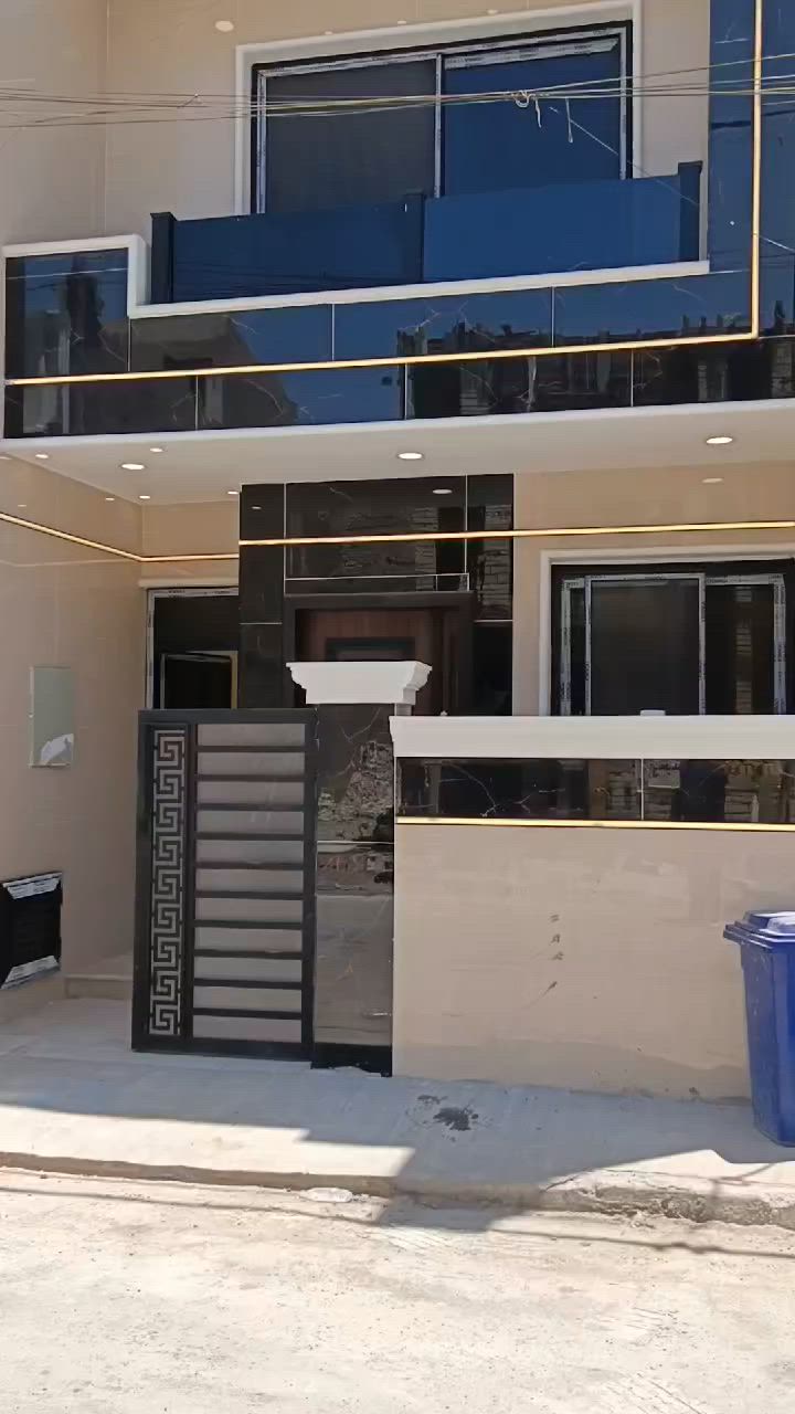 السلام عليكم ورحمة الله وبركاته
🏡 بيت للبيع في حي المساءلة والعدالة
▪️ المساحة: 100 متر مربع
▪️ الواجهة: 5 أمتار
▪️ النزال: 20 متراً
▪️ البناء: 2026 – درجة أولى كما موضح بالصور
▪️ عدد الطوابق: طابقان (زيرو)
▪️ يحتوي على:
3 غرف نوم
3 صحيات
📍 الموقع: موقع مميز جداً، قرب مجمع النسيم وقرب الشارع الرئيسي العام.
✨ فرصة ممتازة للسكن والاستثمار.
📞 للاستفسار ومزيد من التفاصيل، يرجى مراسلة الصفحة أو الاتصال على الرقم: ***********
شركة الإنجاز للعقار والمقاولات العامة
العنوان: بغداد – حي الجهاد الرفاق – الشارع العام.
