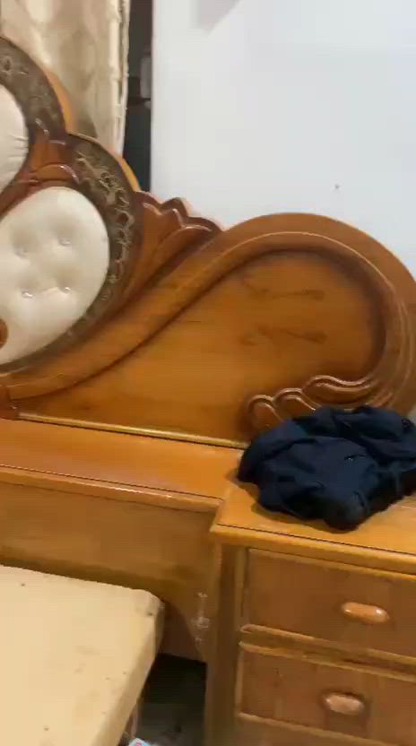 غرفة اخشاب كاملة 
تسگام 
اربع قطع جرباية ميز تزاليت زاوية وكنتور 6بيبان 

نظيفة عوزها فقط صبغ لبعض القطع 

والصور هي تحجي 

المكان بابل - قضاء القاسم - قرب مدرسة الضياء 

للتواصل ***********
هل الغرفة تشمل المرتبة وكل القطع الظاهرة بالصور لو بس الخشب؟: 
تشمل الدوشك فقط 
شنو اسم/نوع الخشب أو الموديل إذا معروف، حتى يكون الوصف أوضح للمشترين؟: 
صاج تسگام
بالنسبة للنقل والفك: الغرفة جاهزة للاستلام لو تحتاج تفكيك، ومنو يتحمل كلفة التوصيل؟: 
الغرفة جاهزة للأستلام تكلفة النقل على المشتري
إذا ممكن تكتبلي شنو آخر سعر نهائي إلك، وهل بيها مجال للتفاوض؟: 
بيها مجال للتفاوض
