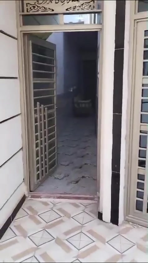بيت للبيع المساحة ١٠٠ متر طابقين وثالث بيتونه يتكون البيت من ٣ غرف نوم وصلات عدد٢ وصحيات خارجيه وداخليه 
العنوان كاع بيت بنيه فرع ١٦ رقم ٣ يباع مع الأثاث للستفسار 
***********
