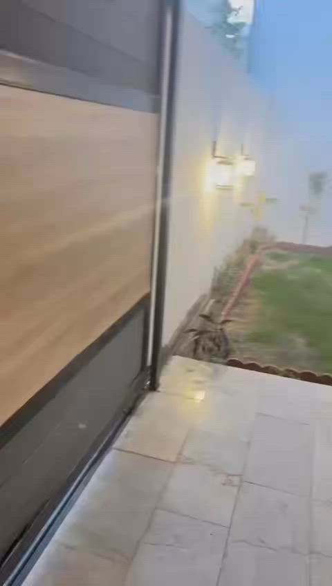 200 متر للبيع. في شارع المركز فارغ البيت استلام مباشر البناء درجة اولى بناء طابوك. اساس رڤت رباطات سكف الارضيه في الطابقين مرمر الجدران والمطبخ سيراميك إسباني حديقة كراج. نظام جلسات. وشلالات في ضهر البيت الابوب والشبابيك كلهن ألمنيوم وتركي جام  اسود مسگرت 10 ملم نظام ساحبات دفن البوردات. دفن بيت جديد ودرجة اولى الشراي يتصل. فقط الخاص ماارد عليه ***********عنوانً البيت الجزيرة السياحية شارع عرضه 8 متر
