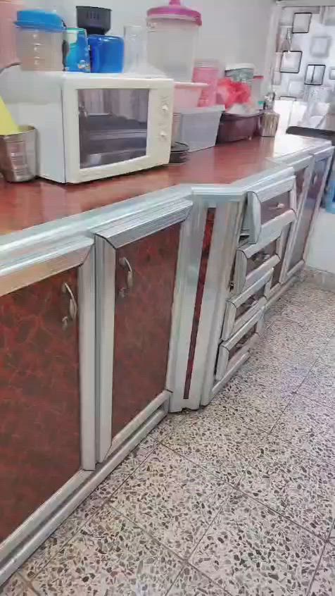 سلام عليكم كاونتر البيع نظيف جدا 3قطع سعره 250      ***********
