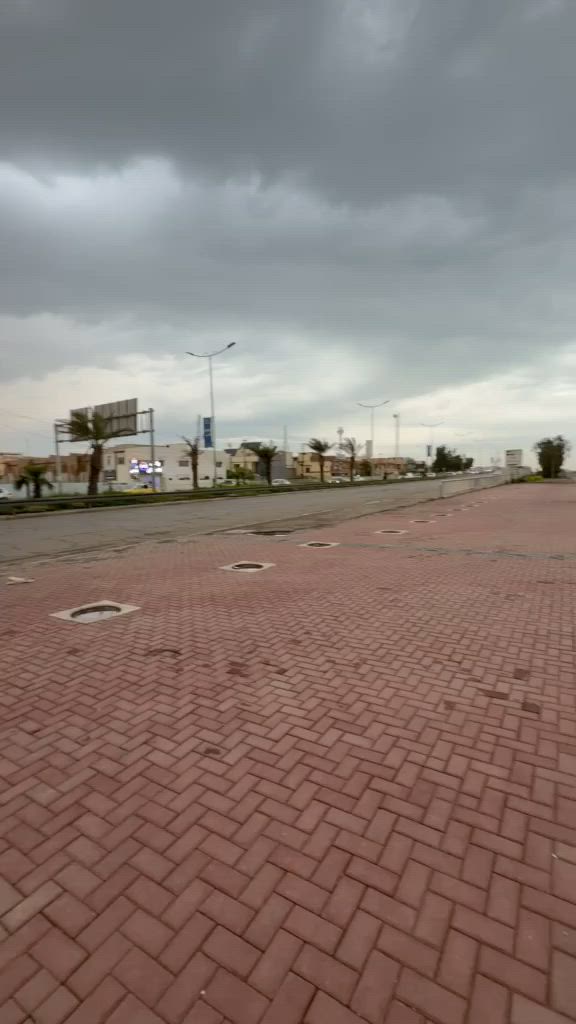 ارض للبيع في حي الجوسق على خدمي الجسر الرابع قرب كافتريا ومول المطار المساحه 290م واجهه 10 لاتصال مكتب عقارات الادهم ***********و***********
