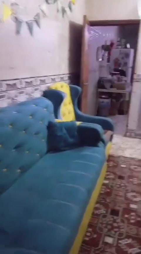 السلام عليكم دار للبيع مساحته 80 واجه 4نزال 20بكفاءات الصحه سند 25 زراعي مي كهرباء ومجاري رئيسيه طرمه واستقبال ومطبخ وحمام وخدمات وترك وغرفه نوم وترك خلف البيت  ودرج  قرب أسواق السيد سعر 72بي مجال للشراي  تفاصيل البيت موضحه بلفديو تواصل ***********
