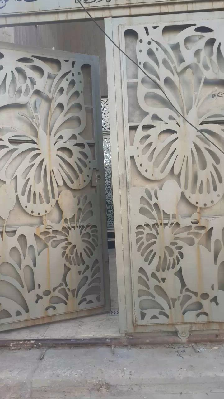 السلام عليكم بيت للبيع الموقع النجف الاشرف حي العسكري البيت تجاري السايدين الادله الجنائيه البيت يحتوي على         6 غرف نوم صالتين مطبخ ستقبال البناء درجه اولى للاستفسار *********** البيت بي ورد سنوي
