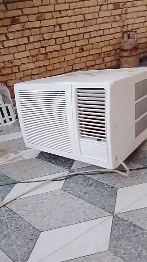 السلام عليكم مكيفات وطباخ للبيع
المكيف الي بي خط احمر ب 200 بس بلنهار يفصل بليل بارد كلشي مابيه 
المكيف الثاني ب 300 كلشي مابيه نضيف وشغال
الطباخ ب 100 قفل مابي فرن 
للتواصل على الواتساب ***********
المكان ناصريه السبل
