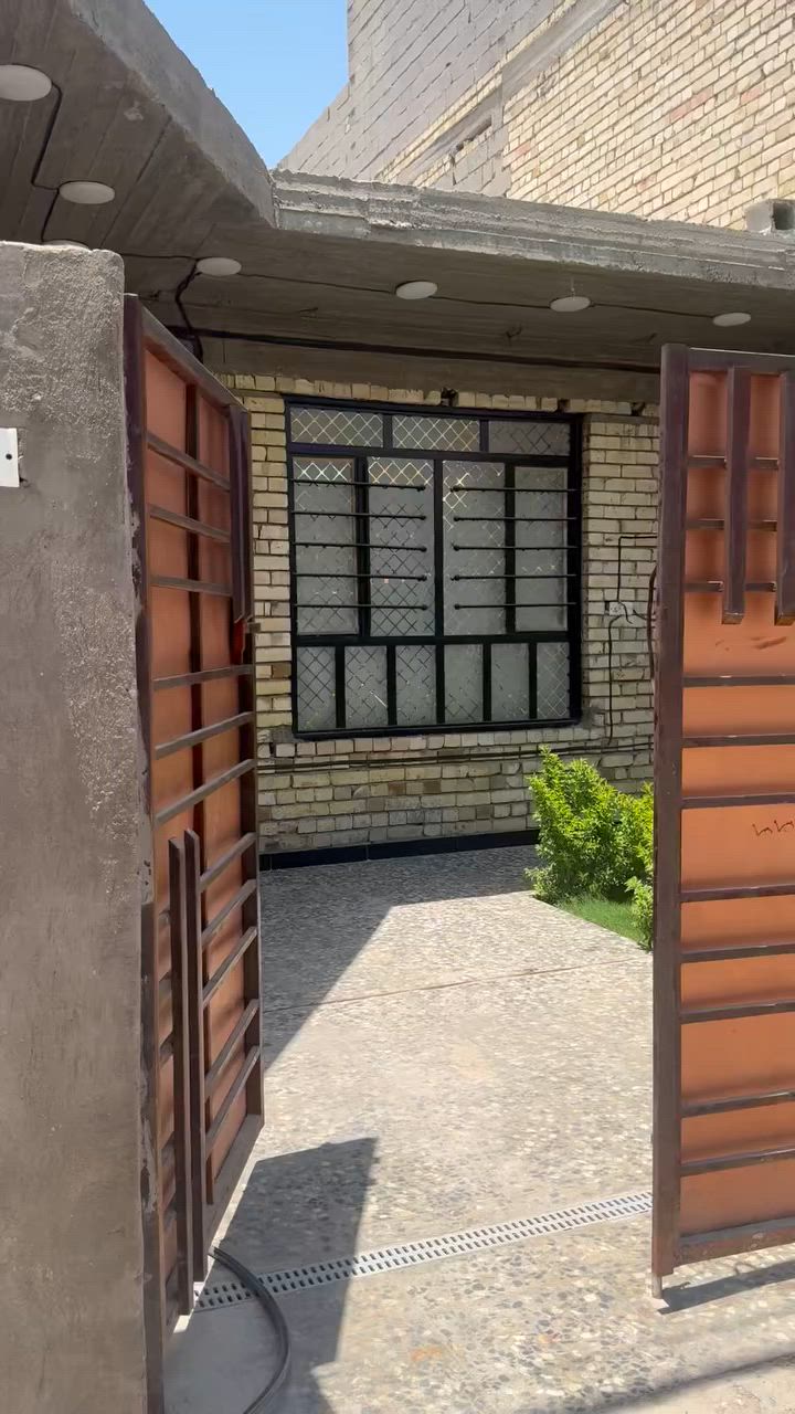 السلام عليكم بيت للبيع بل الزعفرانيه شارع الزوراء مساحه 200 غرفتين وصاله واستقبال ومطبخ ***********
