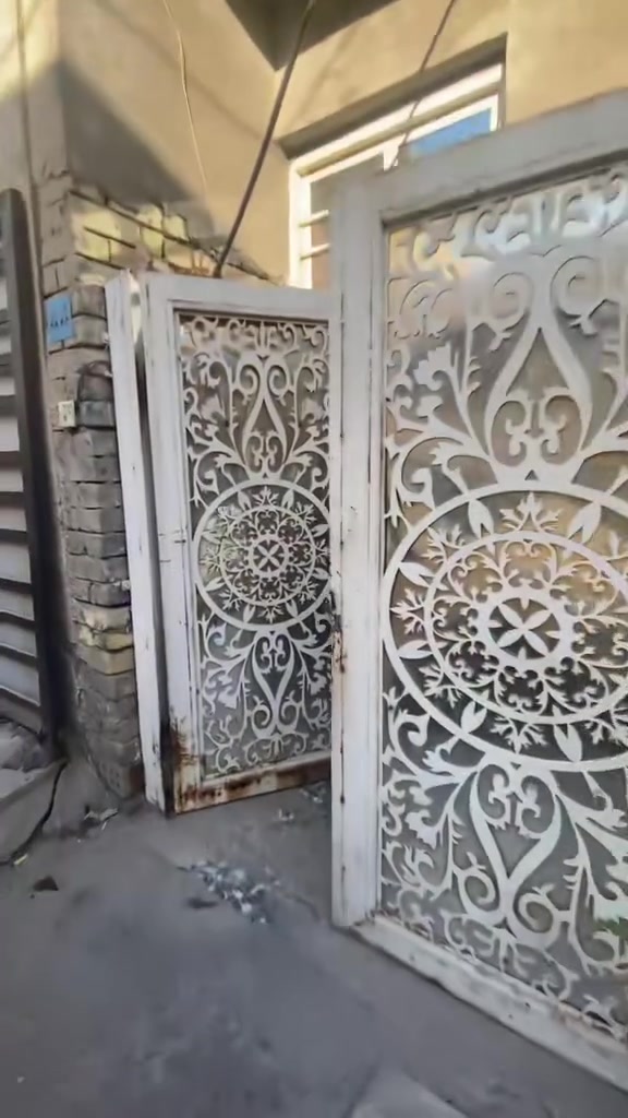 🌟 دار سكنية للبيع في حي البساتين، بغداد
- مساحة: 50 م²
- طابقين ونصف
- 3 غرف نوم + استقبال + مطبخ + 2 صحيات
- واجهة: 4 م، نزال: 12/50 
- زراعي ملك صرف، سند 25
-ملاحظة الدار نظيف يصلح للاستثمار بإيجار شهري قدرة 400 الف دينار عراقي 
- 📍لمعرفة السعر اكتب (تم)
- الموقع: بغداد - حي البساتين - مدخل مجمع سبع ابكار
- موقع المكتب: حي البساتين - شارع الضباط مقابل ماركت فراولة 
- للاستفسار: *********** 
او زيارة مكتب المصطفى للعقار حي البساتين شارع الضباط #عقارات #بغداد
