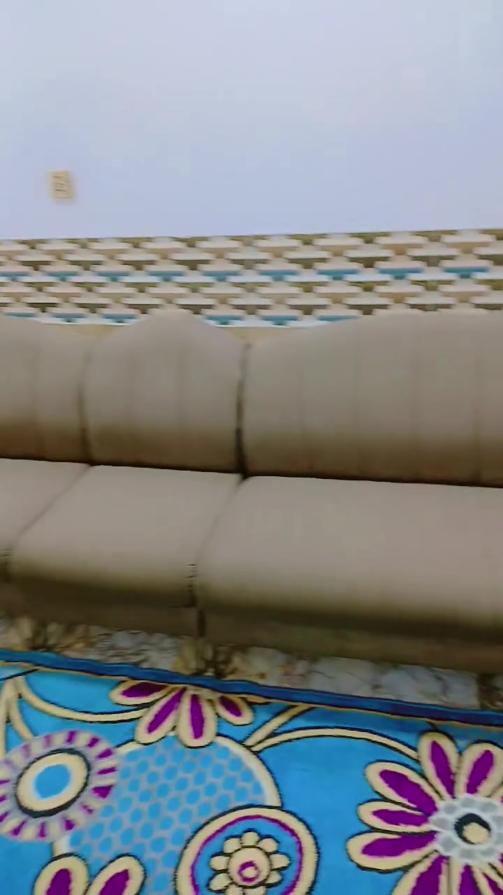 السلام عليكم
تخم ١٦ مقعد بعده جديد قبل شهر فصلنا للبيع 
ب٧٠٠ وبي مجال 
العنوان بغداد ***********
