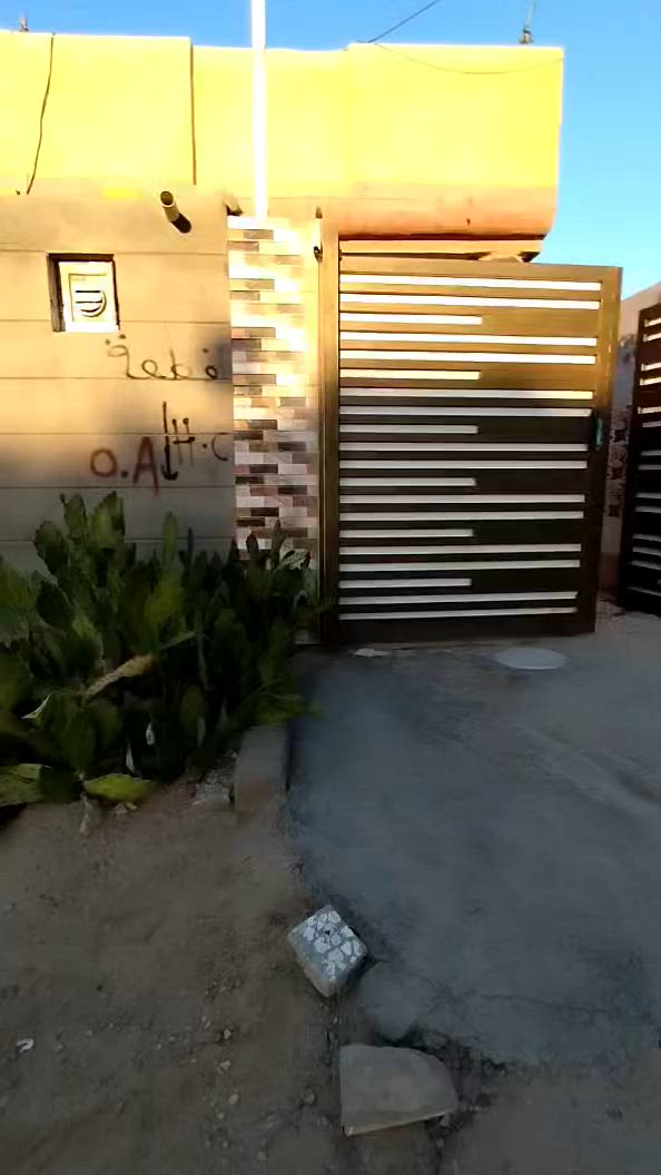 اللهم صلي على محمد وال محمد
بيت طابو صرف المساحة 250m بناء طابوق صب مسلح بي اجازة بناء يحتوي على غرفتين نوم وصالة كبيرة واستقبال وهول وكليدور ومطبخ وصحيات خارجية الببت جهاز من كولشي مع الاغراض الموجودة بي العنوان كربلاء طوريج ام الهوى الجديدة يبعد عن شارع العام لزوار  بحدود 50m للاستفسار الاتصال على الرقم التالي *********** مكتب عقارات مدينة طويريج
