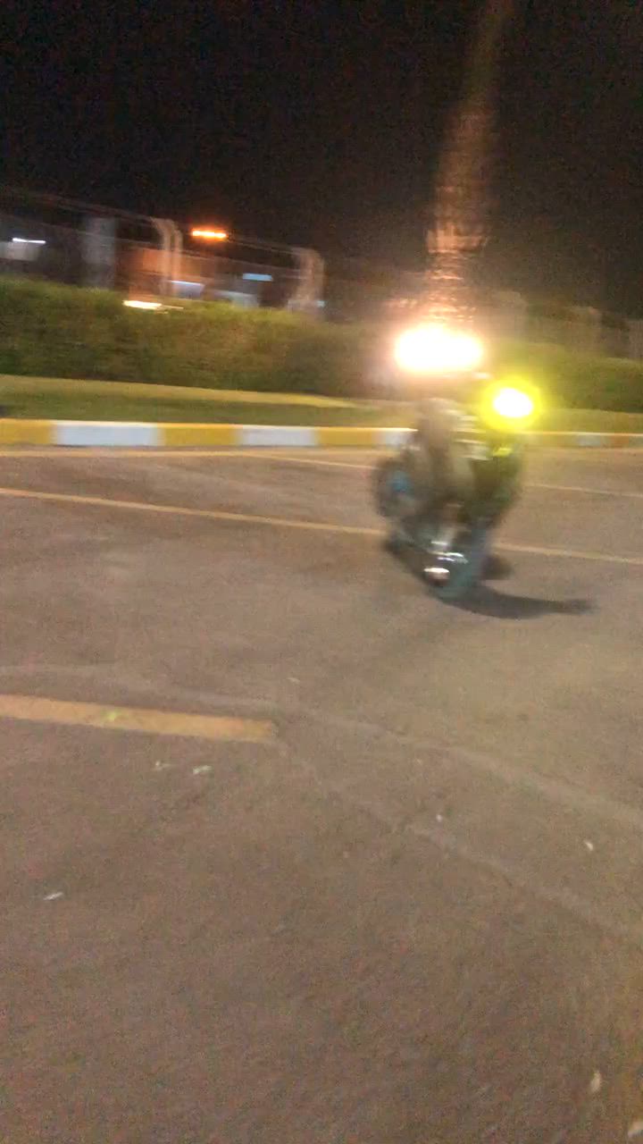 سلام عليكم دراجه ماكس عدله للبيع دراجه مكينه بلاديه وكفرات بلاديه دراجه بيه تزويد خارجي بيه شيال اصلي ويل امامي نجمه وصدر وقبق مال شاصي وكشن رياضي وصالنصه مال مضلع حديث وبيه بعد شغلات مكان بغداد غزاليه رقم ***********
