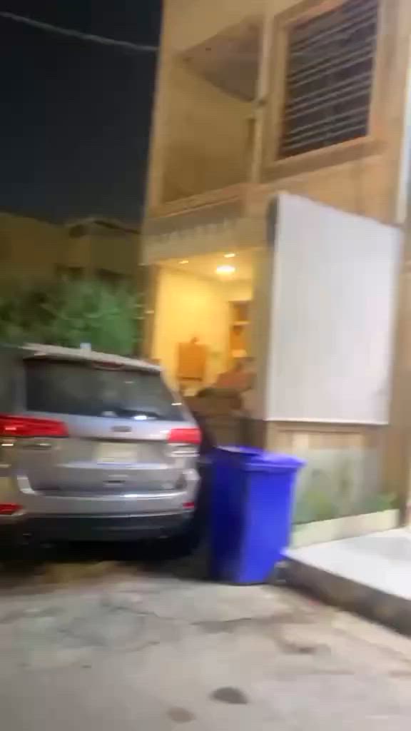 دار للبيع زيونة محلة٧١٠ المساحة ٦٥ الواجهة ٥ يتكون من ٣ طوابق استقبال ومطبخ ٣غرف نوم و٣ حمامات  للتواصل على الرقم ***********
