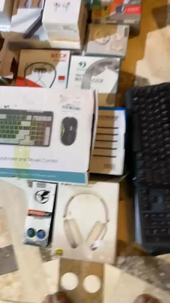 شلعة للبيع تقريبا 150 قطعه
مكنسه روبورت 2
شاشه سياره 2
داتا شو 3
 احذيه رياضيه 5
أجهزة وشم 6 
اي باد
موبايل 
وبعد قطع موجودات بالصور


**إذا كنت صاحب هذا الإعلان وتريد حذفه لأي سبب، رجاءا أرسل رسالة إلى الدعم الفني**