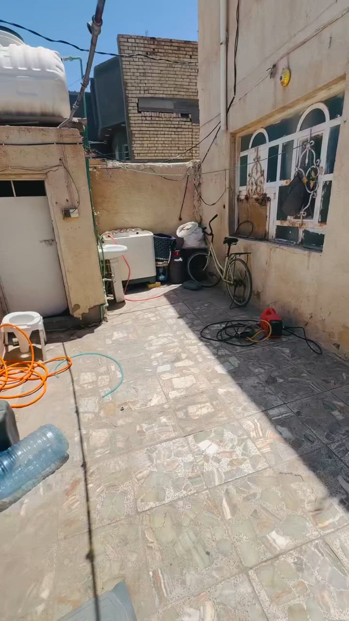 سلام عليكم بيت 140 متر  للبيع  مقابل قريت الغدير عمود 270 مقابل الفلكه بلظبط مزرعة ابو مهدي سند 25 مرقم من ظمن البلديه قريب ع شارع كلش خط اول  شارع تبليط مي كهرباء مقرنص كل الخدمات متوفره  
البيت طابقين طابق اول اساس وبنيان حجر والثاني فرمستون 

جوه غرفه وصاله وحمامات ثنين وصحيات خارجيه ومنور ومطبخ  وستقبال 
الفوك سويت غرفه وصاله وتخاريج وبلترك صاله مفتوحه وغرفه مسويه مخزن 
جاهز البيت بس الستقبال شويه كافع من كاشيه  جاهز للسكن  ***********
