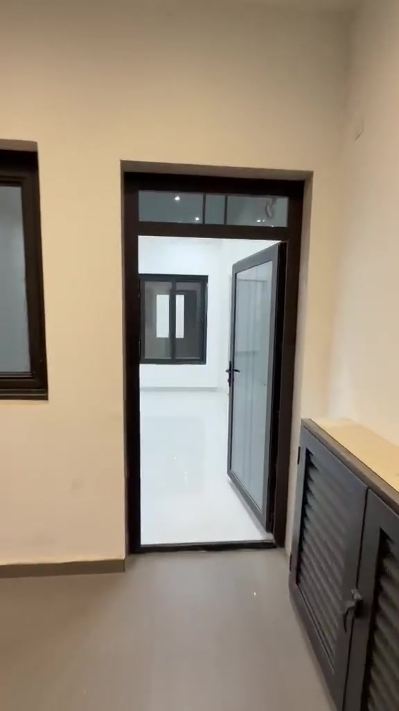 � شقة للإيجار – حي الجهاد
📐 المساحة: 250 م²
🛏 3 غرف نوم
🛋 صالة واسعة
🍽 مطبخ مجهز بكاونتر
🚿 صحيات متكاملة
🏠 هول

💰 الإيجار الشهري: 1,250,000دينار.

📞 للتواصل والاستفسار أو حجز موعد للمعاينة، يرجى الاتصال.***********
