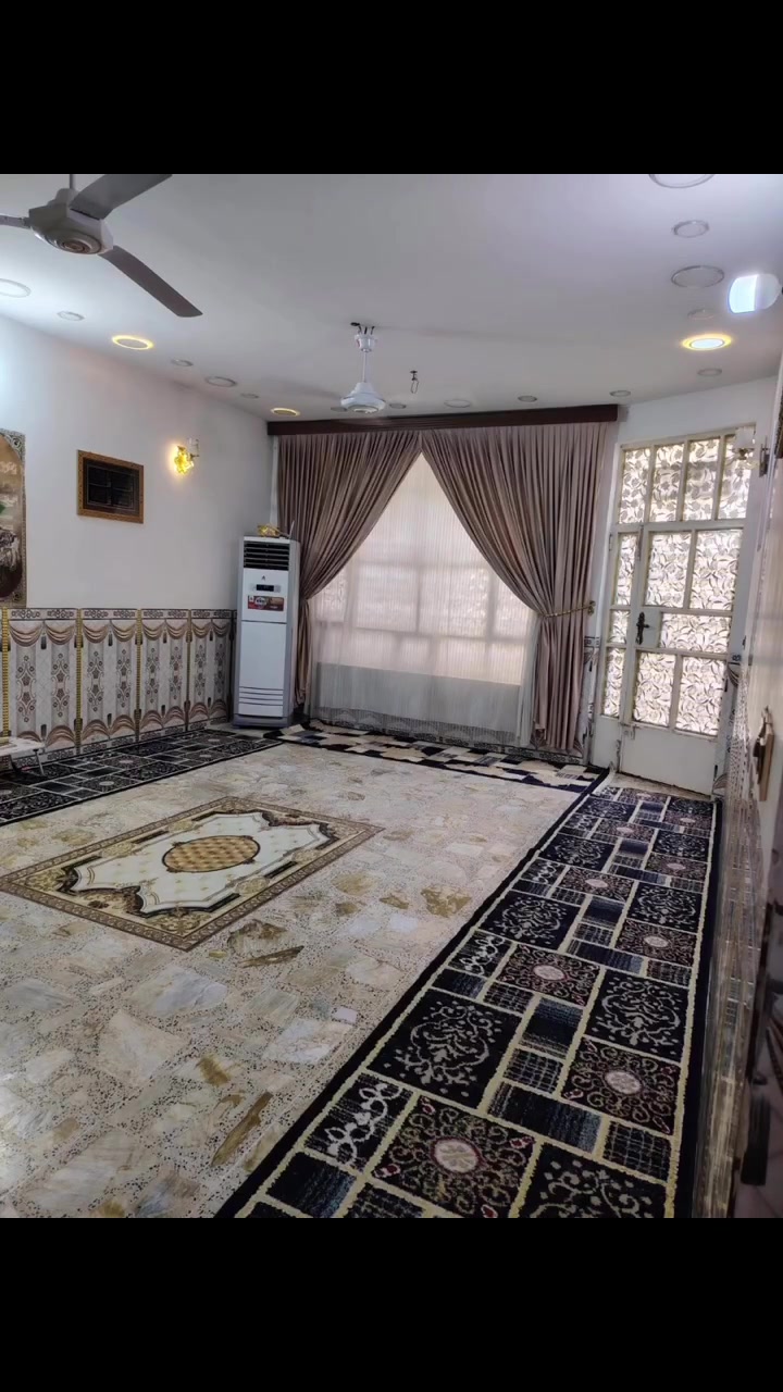 بيت للبيع٢٠٠متر الأمين الثانية قرب نادي الكهرباء زراعي شارع 15 طابقين
طابق١ طرمه
حمام +تواليت خارجي
 استقبال 7*5
مطبخ 5*4
صاله 8*4
حمام معزول +تواليت معزوله
مناور ٢يمين البيت ويساره
غرفتين 5*4
طابق الثاني غرفتين
الغرفه الأولى 7*5
الغرفه الثانيه 5*4
حمام جبير 
صاله8*4
وسطح خلفي 10*5  ينبني بي غرفتين
وفوك بيتونه جبيره وسطح
رقم صاحب العقار
***********
***********

 #متر_للعقار  #عقارات  #بيع  #ايجار  #اللهم_صل_على_محمد_وال_محمد
