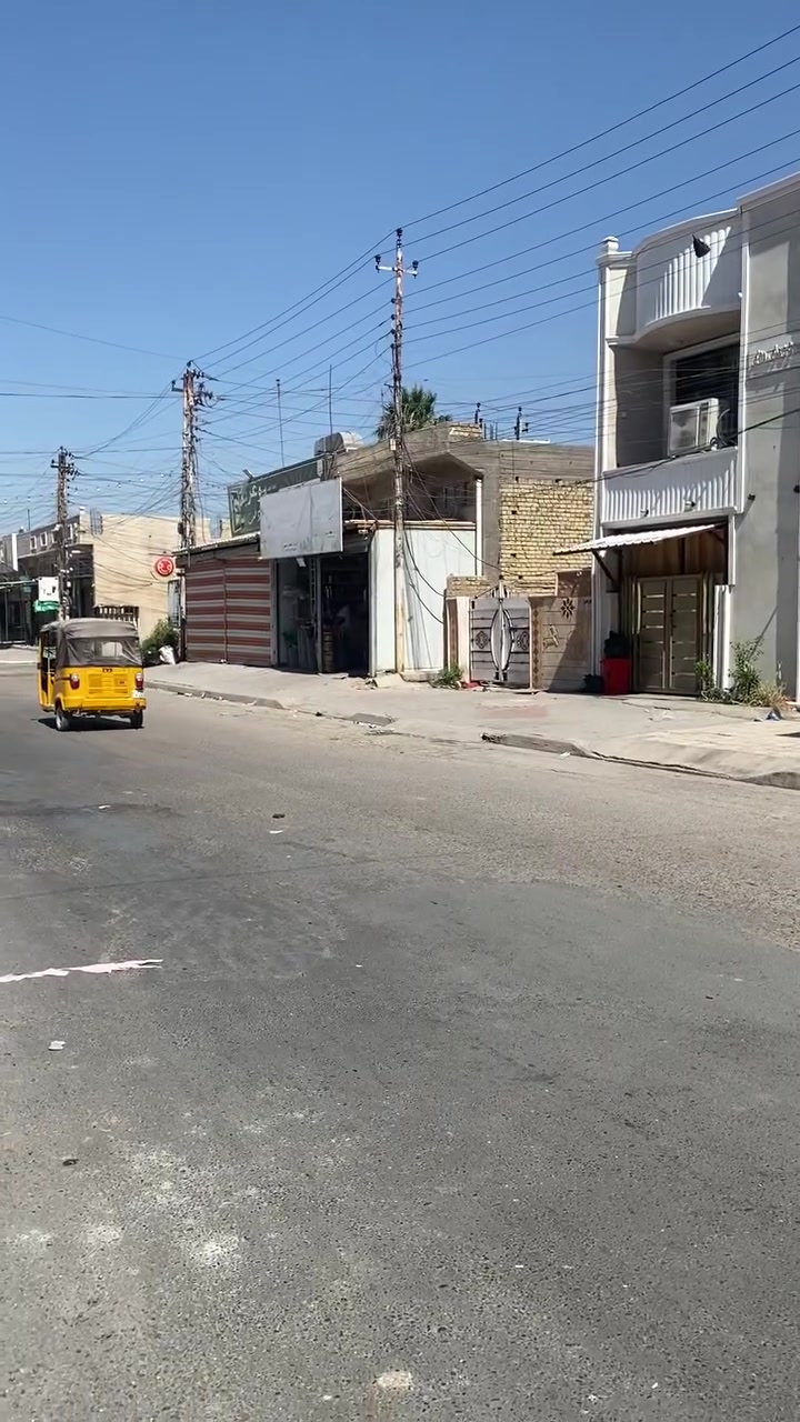 السلام عليكم
بيت ومحل تجاري للبيع 

المساحه 100 متر (واجهه 5 النزال 20)

طابو ملك صرف تجاري

البيت من المالك مباشرة

انت والمالك تتواجه مباشر 

بغداد / قضاء الحسينية / شارع ابو سمير التجاري

شارع ابو سمير التجاري على نفس الشارع

موقع البيت بصف مكتب ابو محمد المختار ومصور اليقين

موقعه ممتاز جدا 

بناء جديد سنة 2025

البيت طابقين 

الطابق الاول محل كبير غرفة وصاله ومطبخ وخدمات صحيه

الطابق الثاني غرفتين وحولي وخدمات صحيه 

الطابق الثالث ستارة وبيتونه كبيرة 

السطح ايزوكام والبيت كله صب مسلح

البيت مطبك كاشي وسيراميك حزام كله والحمامات والمطبخ سيراميك للسقف 

نظام الكهرباء كل طابق معزول عن الثاني بالوطني وبالسحب مشترك والمحل معزول عن البيت 

المجاري الأمل الشريف المصري

الدرج بايه ومرايه مرمر درجه أولى ومحجر حديد 

بيبان وشبابيك درجه أولى 

البيت كامل وأي نقص مابي 

 تستلم مفتاح جاهز 

الواجهه جان بيها تعديل ونشرت صورتها بعد التعديل

واكعه فلينه ورجعت سويتها وناشر الصورة بعد التعديل

البيت تستلم مفتاح جاهز لآخر حبايه

والفيديوهات توضح كلشي 

الطابق الاول طابوق جمهوري 

الطابق الثاني بلوك 

السعر 122 مليون وبي مجال للطيبين

 والبيت موقعه تجاري وبناءه ممتاز  وبداية الحسينية

رقمي *********** للاستفسار او الاتصال

