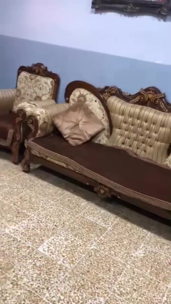 السلام عليكم للبيع قنفات نضافة 100بل 100 تاجات زان وخشب ثقيل 6 مقاعد العنوان موصل جانب الأيمن السعر275 الف وبيها مجال للاستفسار عن ***********
