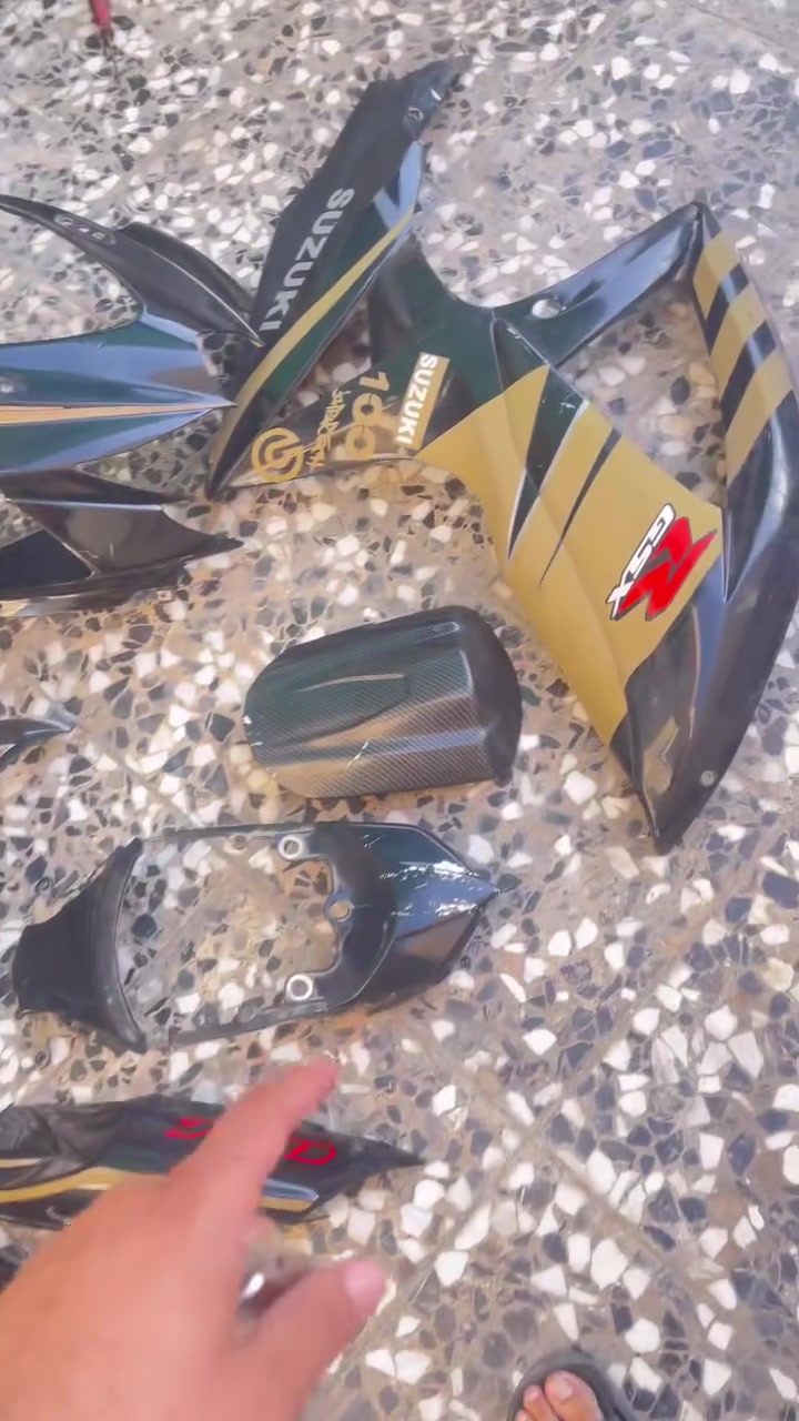 السلام عليكم
كفرات جكسر شكل الطير 
نقص صفحة اليسرة فقط نضافتهن ٧٥٪؜
قيم باليرضي الله واخذهن 
مكاني السيدية (***********)

