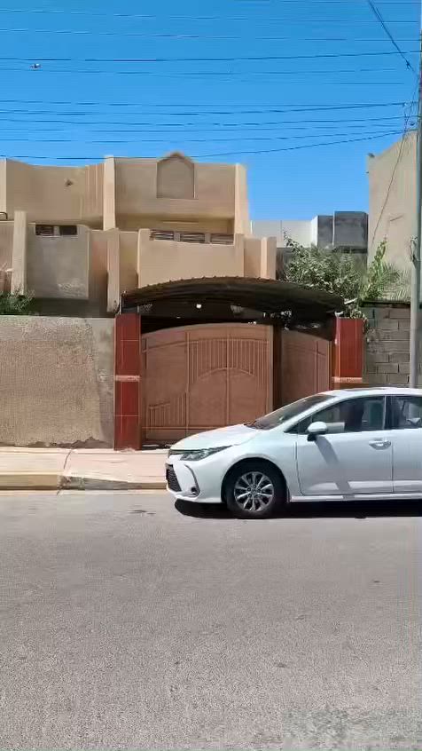 السلام عليكم يوجد دار للإيجار يتكون من طابقين وخمس غرف ودوانيه وهول ومطبخ وصالتين وكراج سياره وحديقه 
وسعر 750
العنوان /حي الجولان قرب مضيف الجريصات واجهيه البيت على ثلاث شوارع +عرض الشارع عشرين
الهاتف/***********

