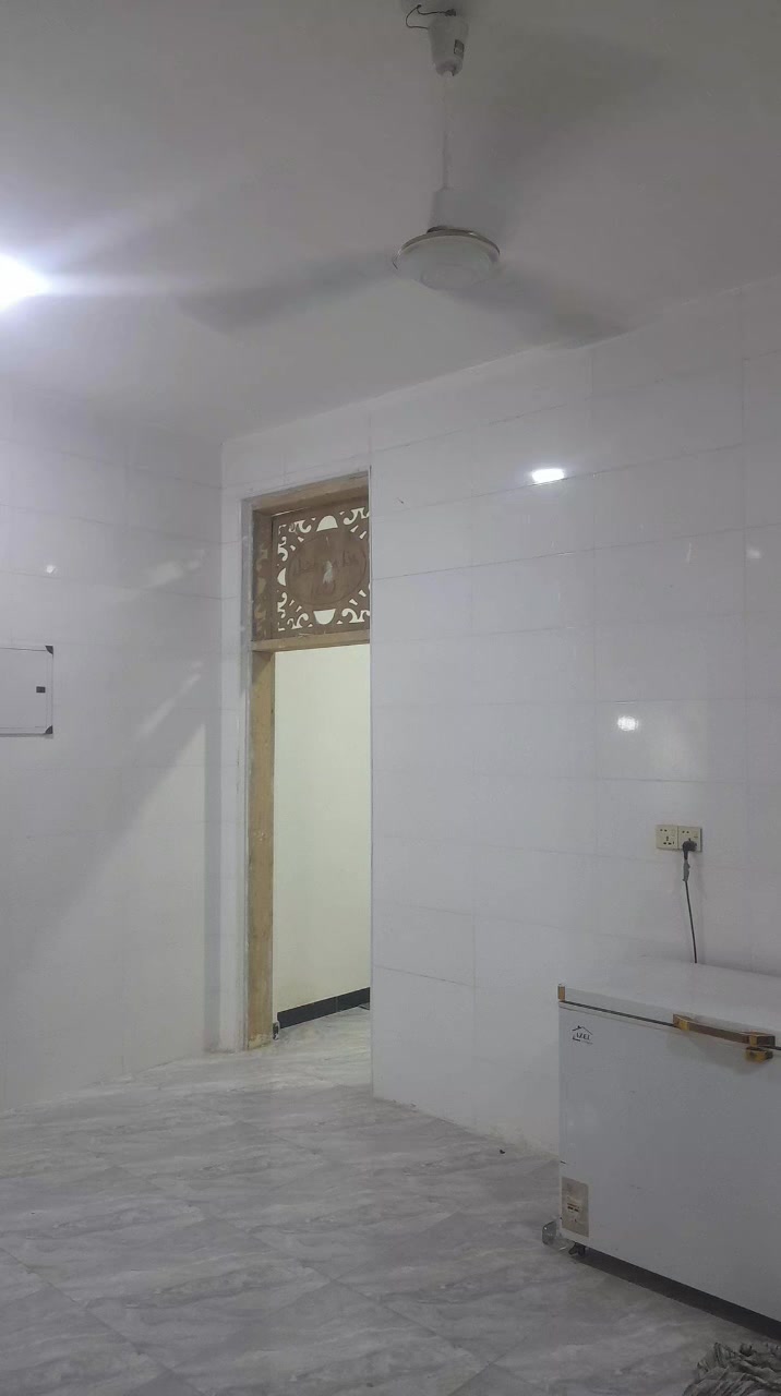 سلام عليكم البيت للبيع مساحه 130متر طارق زرعي سنه 25 تحويل باسم المشتري شارع 100 ورا محطه الاضواء بنيان درجه اولى رقم هاتف *********** واتساب السعر 77 وبي  مجال بسيط
