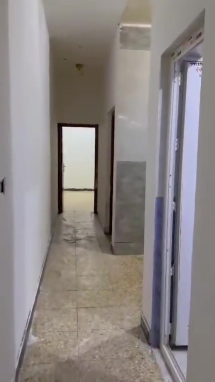 شقة للايجار أرضية تحتوي علة غرفتين٢ منام كبار وصالة ومطبخ وصحيات العنوان البصرة كوت ثويني اجارة 350الف وبيهة مجال اللاستفسار الاتصال على الهاتف ***********

